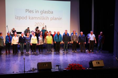 Ples in glasba izpod kamniških planin v izvedbi Folklorne skupine Kamnik in njihovih prijateljev  (1)